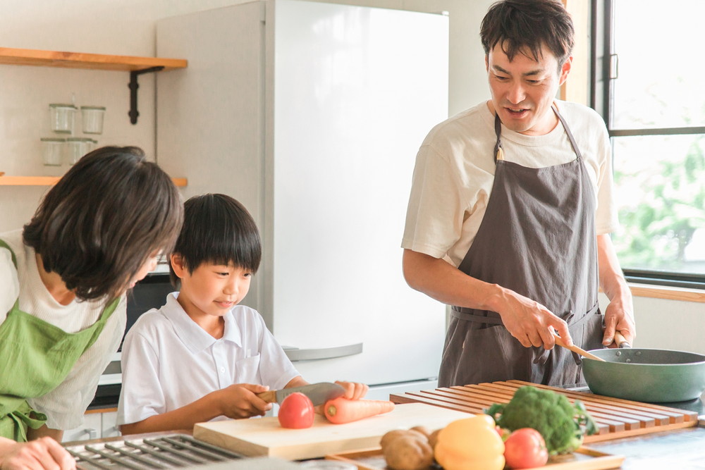 家族で料理をしているシーン