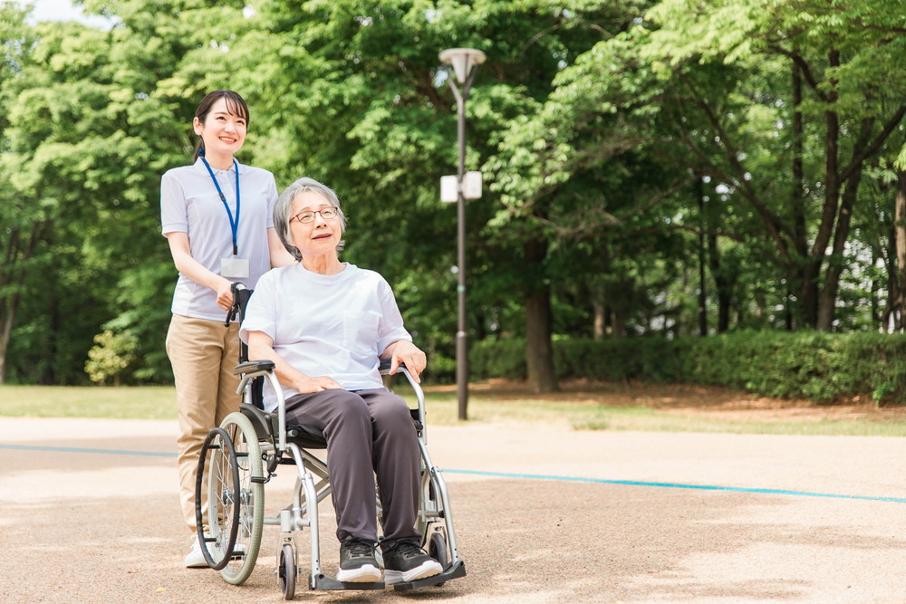 車椅子を押す介護者