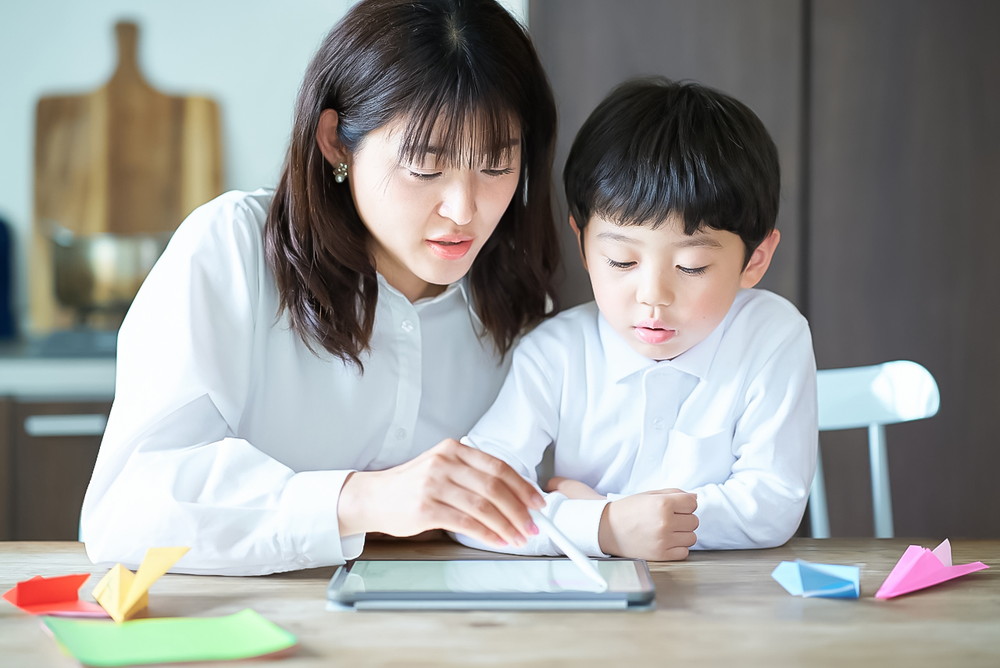 関心のあることを勉強する子供