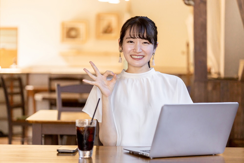 カジュアルな服装の女性