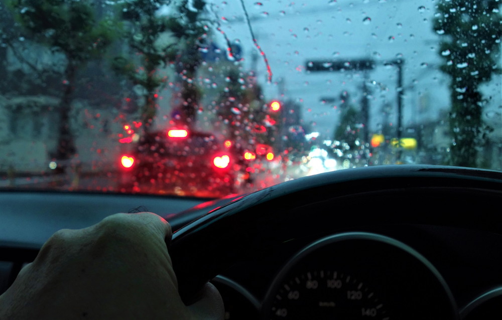 車の中から観る雨の景色