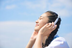 音楽鑑賞をする女性